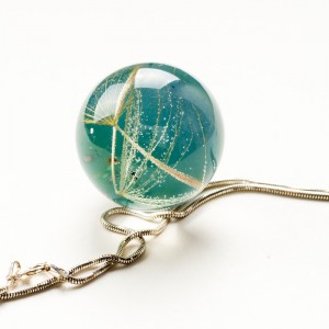 Duży zielony naszyjnik do sukienki.