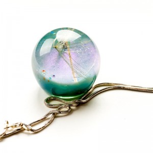 Duży zielony naszyjnik do sukienki.