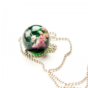 Naszyjnik artystyczny zielony z różowymi kwiatami.