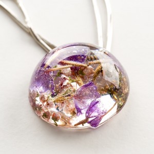 Biżuteria z żywicy i kwiatów.