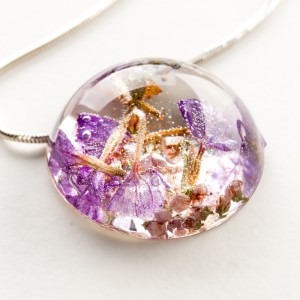 Biżuteria z żywicy i kwiatów.