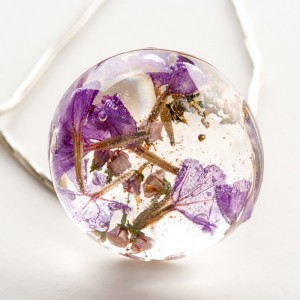 Biżuteria z żywicy i kwiatów.