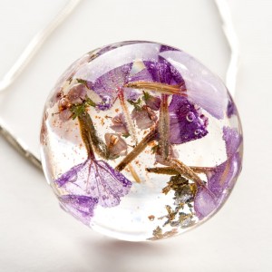 Biżuteria z żywicy i kwiatów.