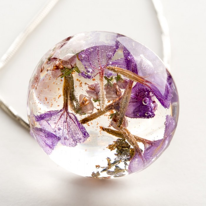 Biżuteria z żywicy i kwiatów.