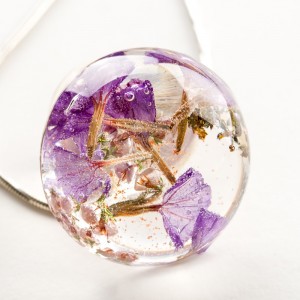 Biżuteria z żywicy i kwiatów.