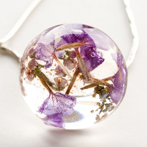 Biżuteria z żywicy i kwiatów.