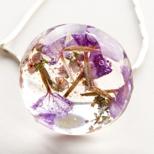 Biżuteria z żywicy i kwiatów.