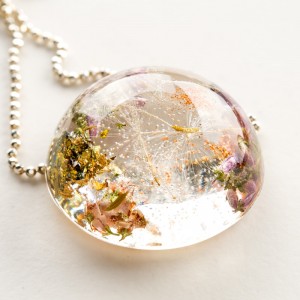 Biżuteria z żywicy z dmuchawcami.