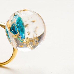 Artystyczny pierścionek pozłacany z turkusową cyrkonią w kształcie diamentu