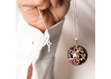 Biżuteria artystyczna wisiory z kwiatami.