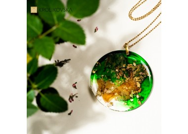 Zielony artystyczny naszyjnik na złotym łańcuszku do eleganckiej sukienki z prawdziwym kwiatem z żywicy 1