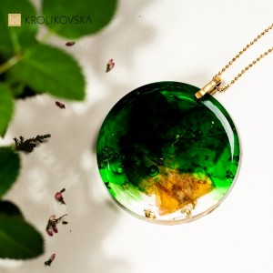 Zielony naszyjnik do eleganckiej sukienki