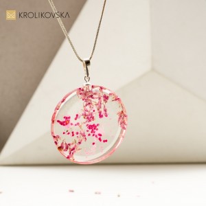 Polska biżuteria srebrna z kwiatami różowymi.