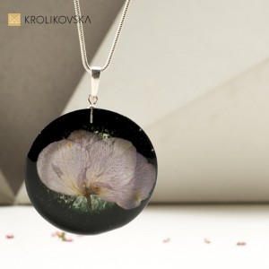 Czarny naszyjnik z prawdziwym kwiatem na prezent