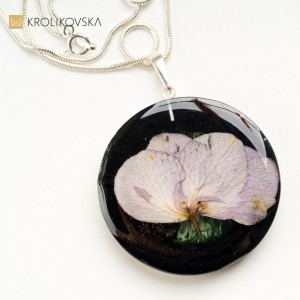 Czarny naszyjnik z prawdziwym kwiatem na prezent na srebrnym łańcuszku 925 1
