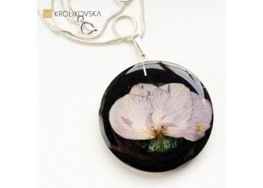 Czarny naszyjnik z prawdziwym kwiatem na prezent na srebrnym łańcuszku 925 1