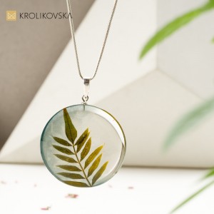 Biżuteria artystyczna naszyjnik z zieloną gałązką.