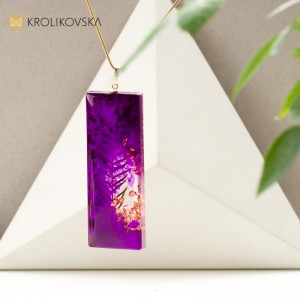 Ręcznie robiona biżuteria artystyczna z rośliną.