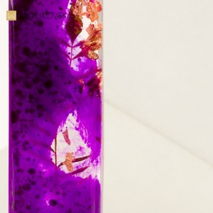 Ręcznie robiona biżuteria artystyczna z rośliną.