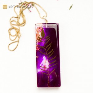 Ręcznie robiona biżuteria artystyczna z rośliną.