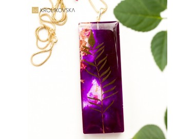 Ręcznie robiona biżuteria artystyczna z rośliną.