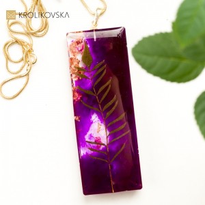 Ręcznie robiona biżuteria artystyczna z rośliną.