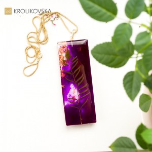 Ręcznie robiona biżuteria artystyczna z rośliną.