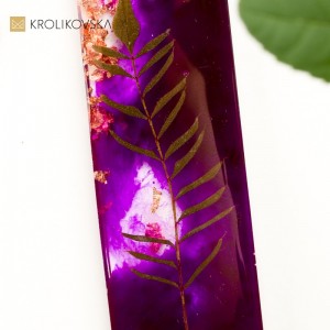 Ręcznie robiona biżuteria artystyczna z rośliną.