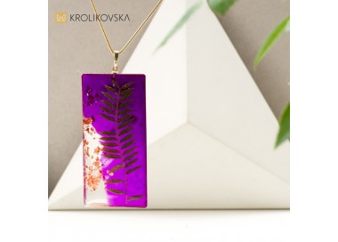 Biżuteria artystyczna w fioletowym naszyjniku geometrycznym.