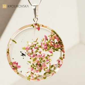 Biżuteria artystyczna wisiory z różowymi kwiatami.