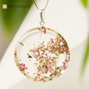 Biżuteria artystyczna wisiory z różowymi kwiatami.