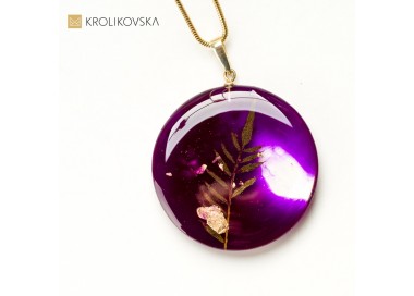 Nowoczesna biżuteria w kolorze fuksji.