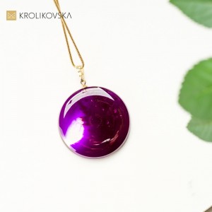 Nowoczesna biżuteria w kolorze fuksji.