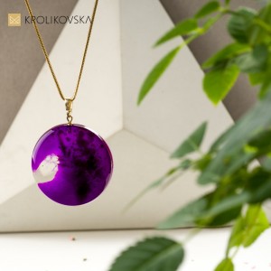 Nowoczesna biżuteria w kolorze fuksji.