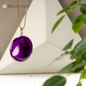 Nowoczesna biżuteria w kolorze fuksji.