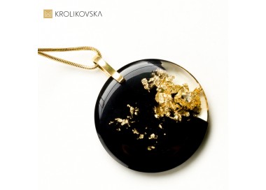 Biżuteria artystyczna w naszyjniku dla dziewczyny.