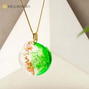 Nowoczesna biżuteria, zielony naszyjnik.