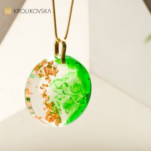 Nowoczesna biżuteria, zielony naszyjnik.