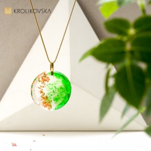 Nowoczesna biżuteria, zielony naszyjnik.