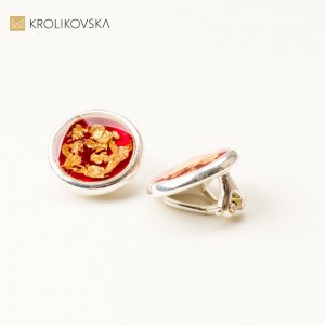 Klipsy do uszu srebrne, czerwone z płatkami złota.