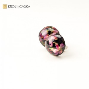 Kolczyki srebrne wkrętki z różowymi kwiatami wrzosu.