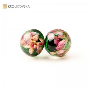 Kolczyki kwiaty ze srebra i żywicy, zielone z kwiatami wrzosu.