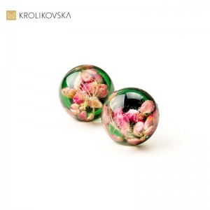 Kolczyki kwiaty ze srebra i żywicy, zielone z kwiatami wrzosu.