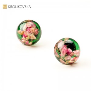 Kolczyki kwiaty ze srebra i żywicy, zielone z kwiatami wrzosu.