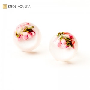 Kwiaty  w srebrnych kolczykach na Walentynki.