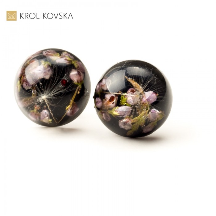 Kolczyki wkrętki czarne z kwiatami wrzosu.