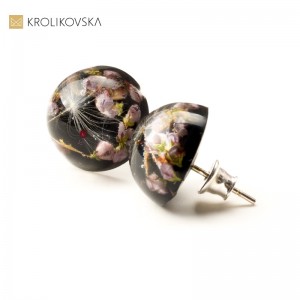 Kolczyki wkrętki czarne z kwiatami wrzosu.