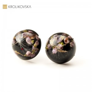 Kolczyki wkrętki czarne z kwiatami wrzosu.