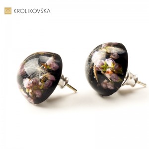 Kolczyki wkrętki czarne z kwiatami wrzosu.