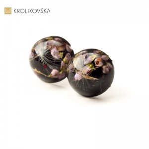 Modne kolczyki srebrne wkrętki z kwiatami wrzosu.